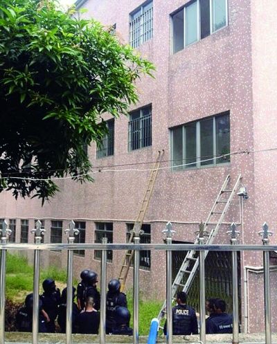 僵持19小时 广东中山发生 校园挟持事件 据称挟持者持枪 警方设法营救 人质暂安全 