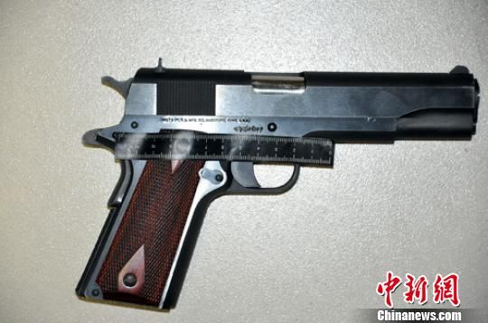 涿州公安局供图 摄涿州警方查获的柯尔特m1911手枪弹夹和子弹.