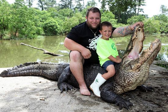 据外媒报道,你能想象一个5岁的男孩,能惬意地在满是鳄鱼的环境里生活
