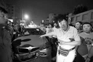 私家车逆行撞出租车 协警被私家车带跑