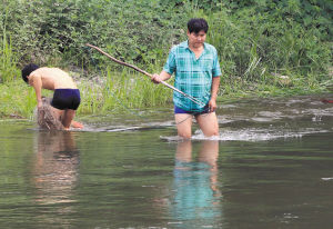 滹沱河刚放水 捕鱼的人就来了