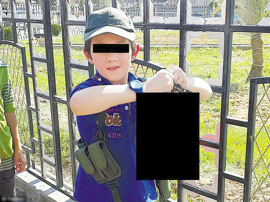 七岁男孩手提人头