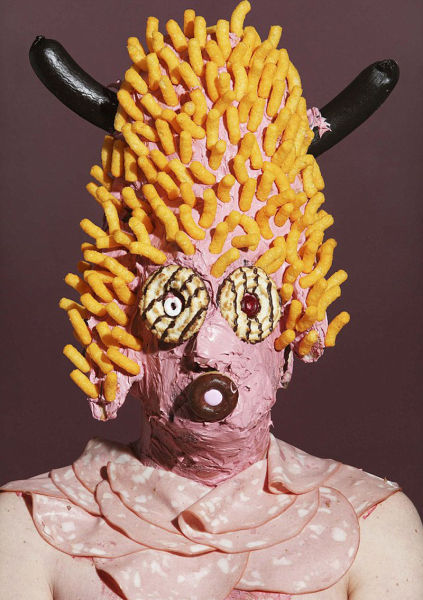 英艺术家用垃圾食品制作恐怖怪物 抗议垃圾食