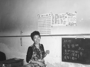<em>退休女工</em>回乡租农家小院 小课桌摆到床边和门