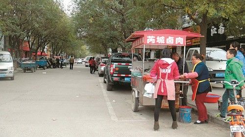 禹都市场小摊贩占了停车位_新浪新闻