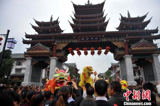 壮族文化特色景区广西田州古城开街迎客