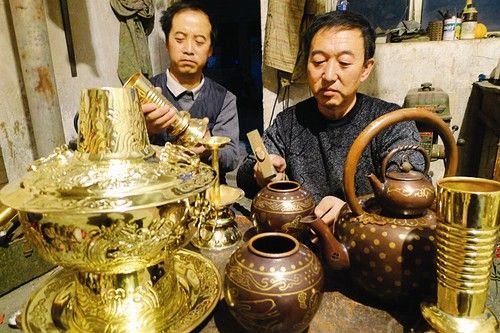 破解紫铜黄铜熔铸难题,所造铜器罐体内外图案一致 打造的高2.36米最大纯手工铜火锅载入吉尼斯纪录 本报讯 (记者赵志成 通讯员孙树)11月初,被媒体热炒的王友文、王永文兄弟打造的高2.36米 最大纯手工铜火锅载入吉尼斯世界纪录一事引发广泛关注。日前,记者采访获悉,在王氏兄弟多年的苦心钻研下,一种被他们自称为混铜工艺的手工铜器惊艳面世。