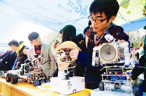 中北大学机器人科技展览会在校园内举行