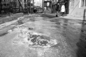 皇姑区步云山路29号胜利小区下水井经常反水院内变滑冰场