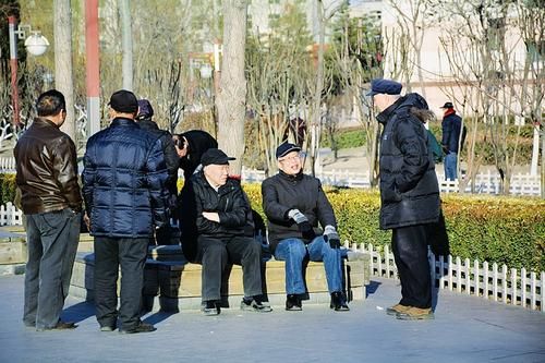 空巢老人养老和心理抚慰问题再次引起人们的关