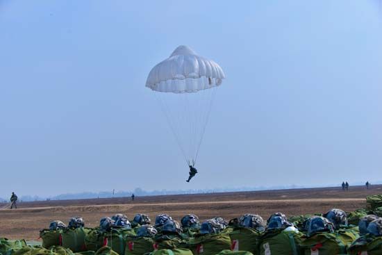 空降兵某部举行多类型,多伞型空降训练