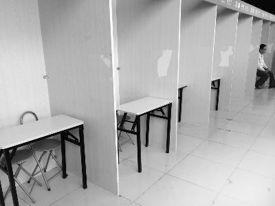 大学生招聘会 现场不敌网上 赵公口专场遭遇冷