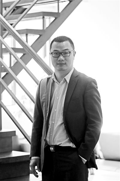 如果光速飞船可行，在宇宙中飞行一天，地球过去了多久...