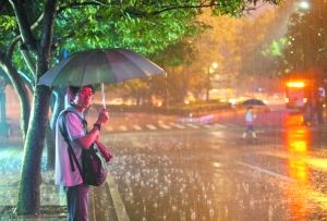 暴雨袭五一 出行多注意