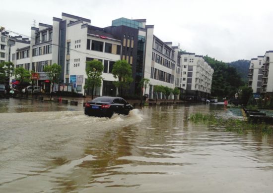 小区建成没几年一下暴雨就内涝