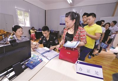 南京首批流动人口拿到卡式居住证