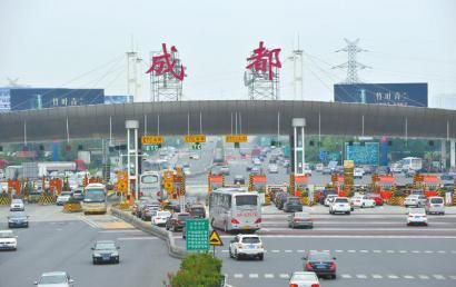 6月19日下午5点,成南高速成都收费站,进出收费站的车辆还不是很多.