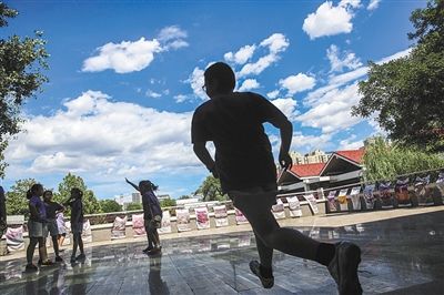 将生态田园、儿童乐园融入校园文化