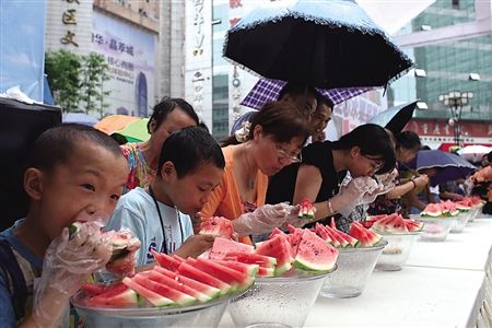 垫江生态水果节开幕 吃水果赢百元红包