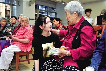 走进福利院 商<em>小妹</em>来了老人笑了_新浪新闻