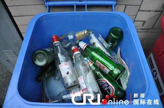 社区放置了专门用于可回收物品的垃圾桶