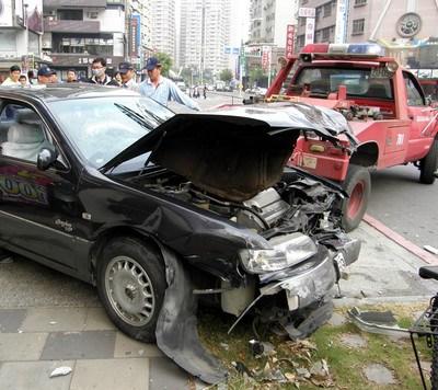 台一酒驾男车祸求私了不悔改 再上路连撞9车(图)