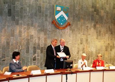 中国国家汉办向墨尔本高校赠书 助建中文图书