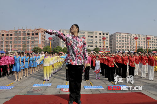 平江县首届群众广场舞大赛开幕60支舞蹈队参赛(图)