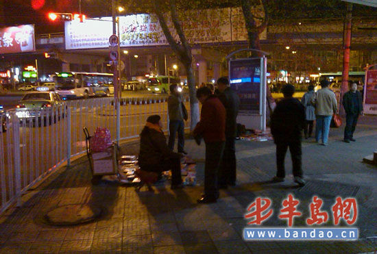 <em>性用品</em>当街卖商贩现场演示 <em>女</em>路人掩面急逃(图
