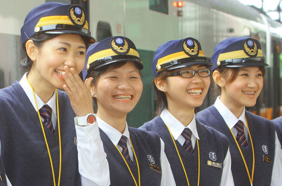 台铁9女列车长亮相 小林志玲嗲声迷人(组图)