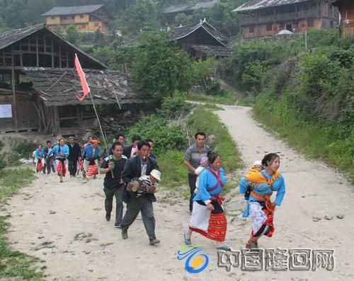 5月31日,湖南省隆回县在虎形山瑶族乡万贯冲举行山洪地质灾害避灾演习