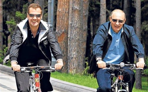俄总统梅德韦杰夫与总理普京比赛自行车(图)