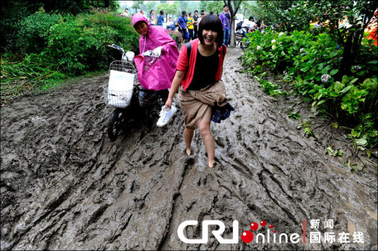 杭州连续降雨造成道路严重积水 西湖开闸泄洪