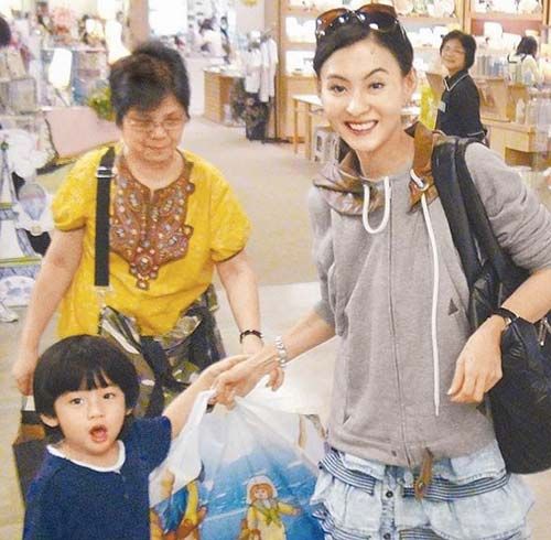 张柏芝挟儿当人球奔米兰 密谋凌晨离港躲媒体(图)