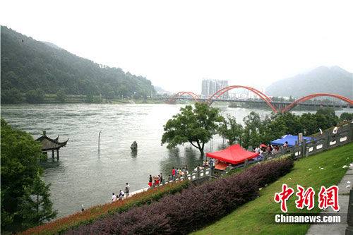 新安江水库泄洪区成嬉水区 安全管理存隐患(图