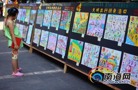 组图:海口小学生手绘177幅画庆建党90周年