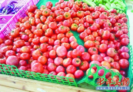 西红柿皮红种绿部分蔬菜被疑使用催熟剂(图)