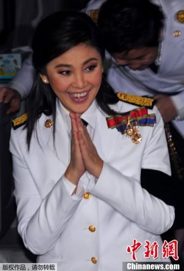 英拉当选泰国首位女总理(图)