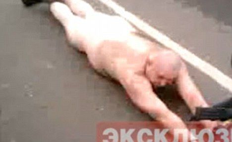 俄罗斯醉酒男赤身裸体驾车 连撞12车致4人伤(图)
