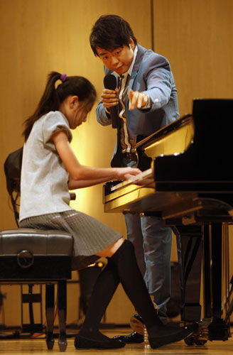 组图:郎朗在台分享音乐经验 幽默指导学童获追