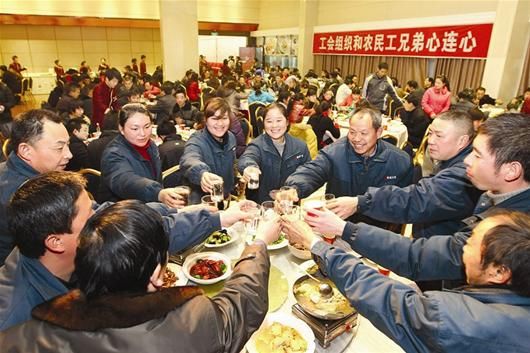 图文:300余农民工昨回"娘家"吃年饭