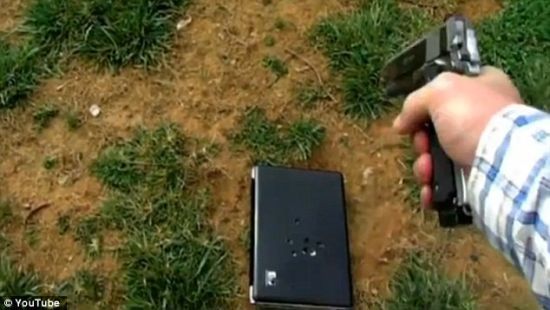 ������������Ů������ʹ��ǹ�������(��ͼ)