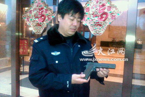 ����һ���ӳ�������ͺ�Я��ǹ��(ͼ)