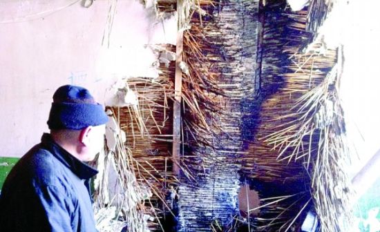 老人点着炉子引燃大火 把出租屋墙壁烧毁(图)