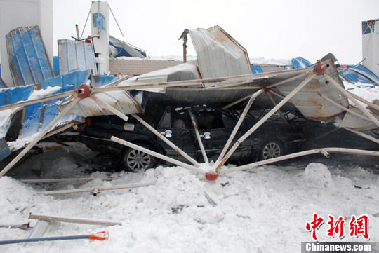 新疆克州大雪压垮加油站顶棚致2死4伤(组图)