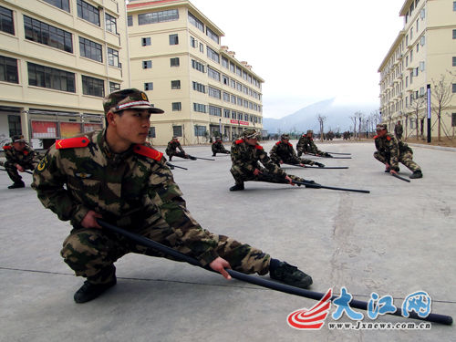 驻赣武警水电新兵训练场上"龙腾虎跃"(图)