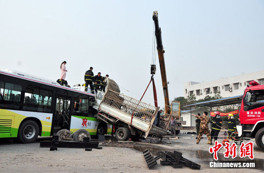 ����һ����ײ�빫��������1��3��(��ͼ)