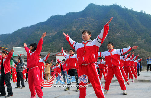 江西旅游博士团慰问山区小学 郑海霞送篮球鼓
