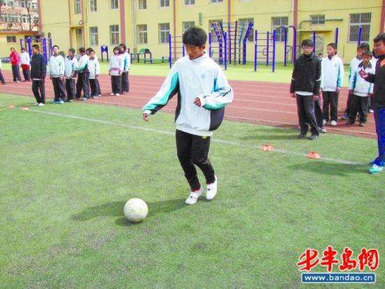 教育局:中考体育考足球 不及格也很难 (图)