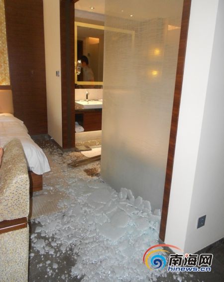 三亚:五星级酒店浴室门突爆裂 游客被扎伤[图]
